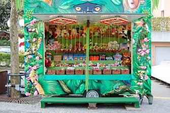 Spielbude mit Plüschtieren und bunten Preisen im Jungle-Design