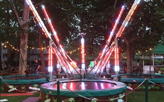 Beleuchtete Trampolin-Attraktion mit elastischen Seilen und Neonlichtern